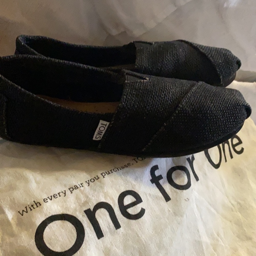 TOMS - Picture 2 of 5